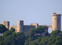 El Castillo de Bellver, cuya forma es única en España, se ubica en la isla de Palma de Mallorca castillo bellver palma mallorca