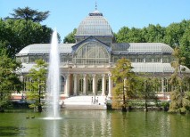 El Palacio de Cristal, ubicado dentro del parque del Retiro, es uno de los monumentos más bonitos que podemos ver en Madrid palacio cristal madrid
