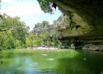 Hamilton Pool es una enorme piscina natural creada con el paso de los años en Texas, EE.UU. hamilton pool